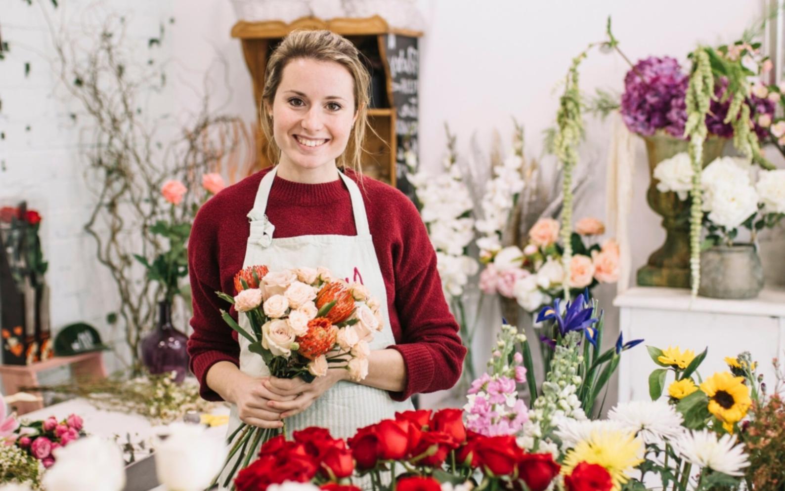 Pastel tonlarda mevsim çiçekleriyle hazırlanmış romantik buket tasarımı